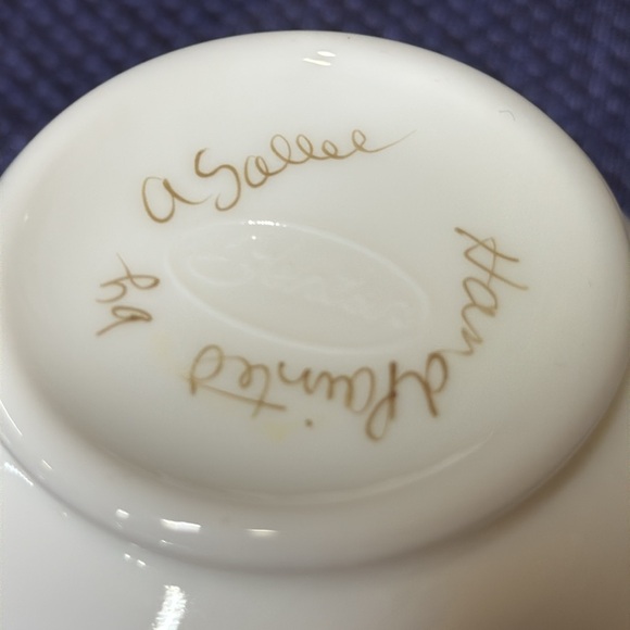 Fenton silvercrest signed white vase ruffled edge floral and butterfly design 4” - Picture 7 of 7